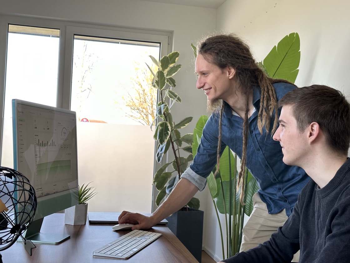 Team von BS-Systeme am Schreibtisch im Office in Zorneding — Blick auf das eco2lot-Dashboard