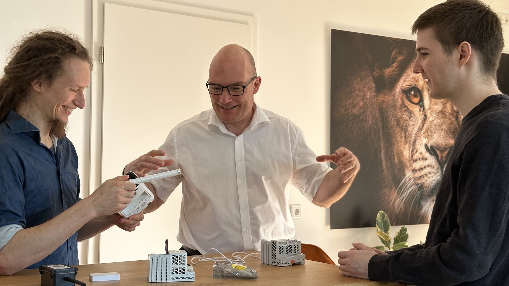 Team von BS-Systeme an der Werkstatt-Bank: drei Kollegen beim Diskutieren von Wago-CoDeSys-Hardware